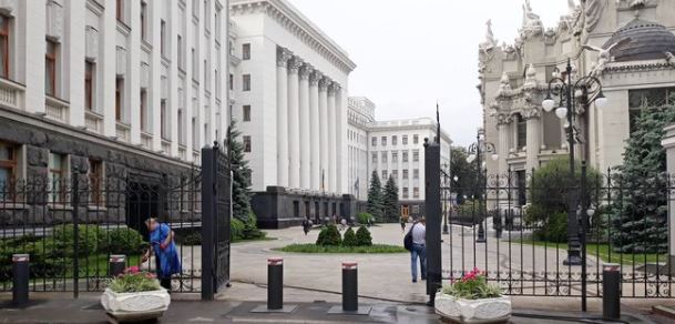 Под зданием Администрации президента в Киеве сняли охрану и открыли свободный проход (фото)