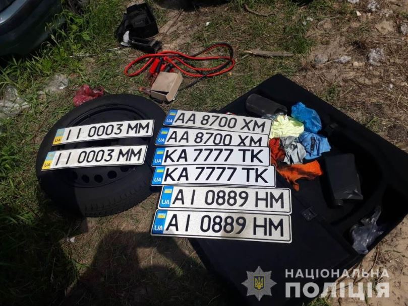 У попавшего в ДТП киевлянина обнаружили гранату, пистолет и госномера для машин (фото)