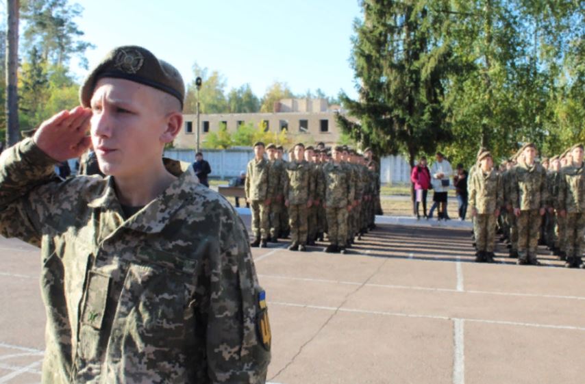 Учащиеся военных лицеев получили право бесплатного проезда в общественном транспорте Киева