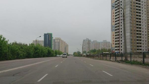 Вдоль значительной части столичной улицы Маршала Конева отсутствует тротуар (фото)
