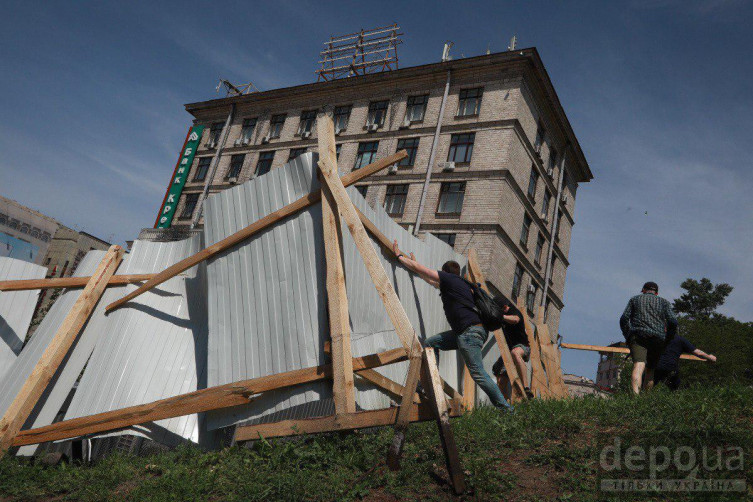 Националисты снесли забор вокруг будущего строительства на Институтской (фото, видео)