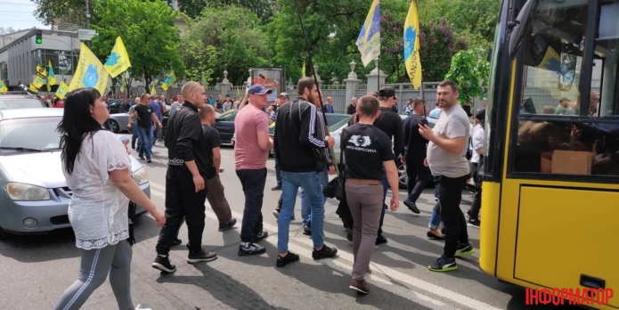 Из-за митинга “евробляхеров” движение транспорта по улице Грушевского в Киеве затруднено (фото)