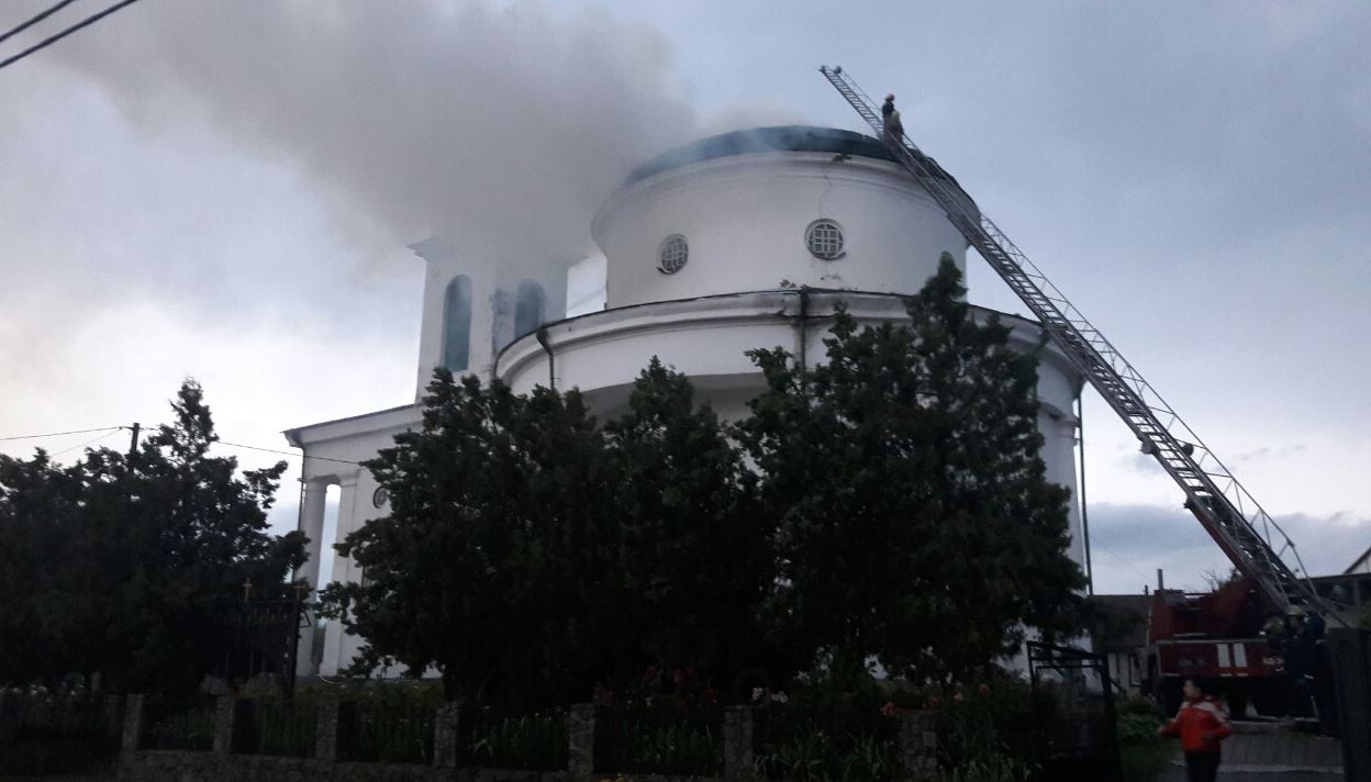 В Богуславе после удара молнии загорелся купол здания церкви - памятника национального значения (фото)