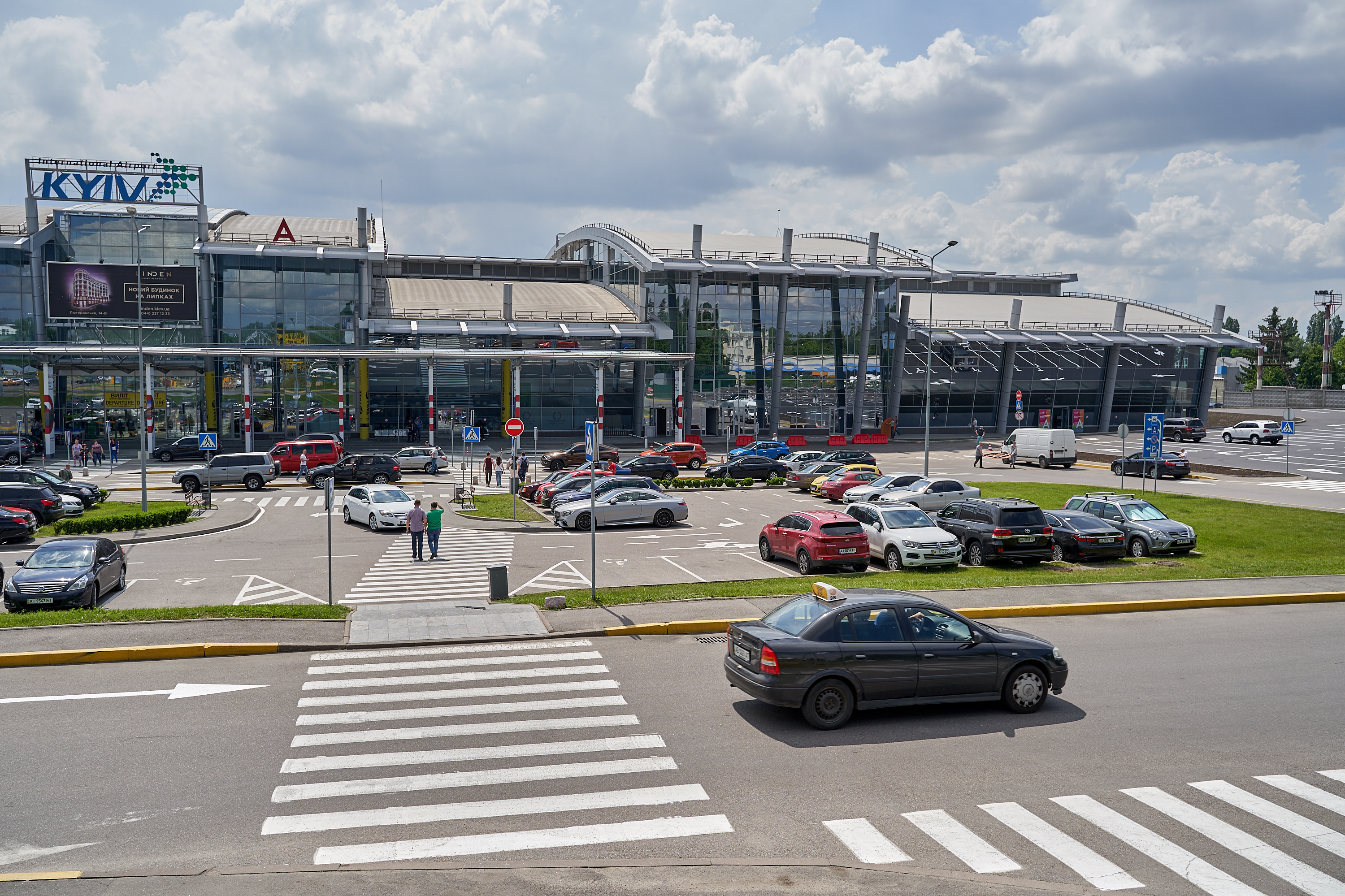 Аэропорт “Киев” в мае перевез меньше пассажиров, чем годом ранее