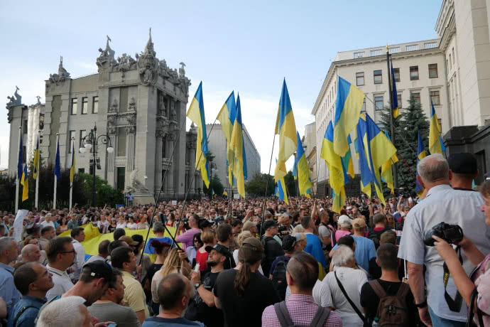 Ветераны и активисты провели акцию под Администрацией президента в Киеве (фото, видео)