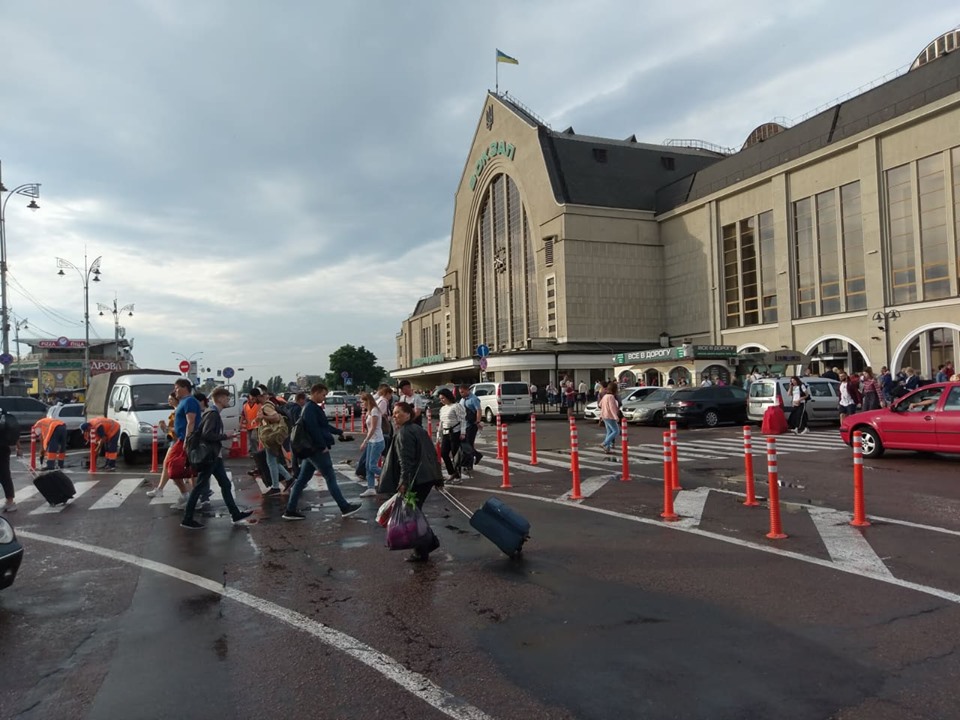 Около Центрального вокзала в Киеве уставлены делиниаторы (фото, видео)