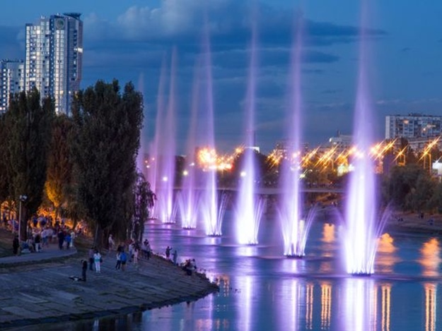 На Русановском канале в Киеве из-за аварии на высоковольтной сети не работают фонтаны