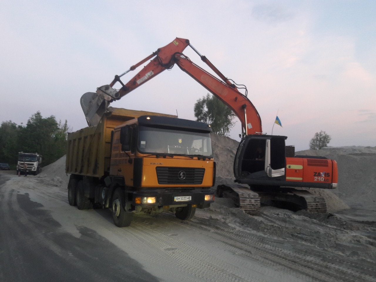 Активисты предотвратили вывоз песка из озера Алмазное в Деснянском районе Киева (фото, видео)