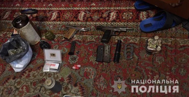 У жителя Дарницкого района Киева изъяли оружие, патроны и наркотики (фото)
