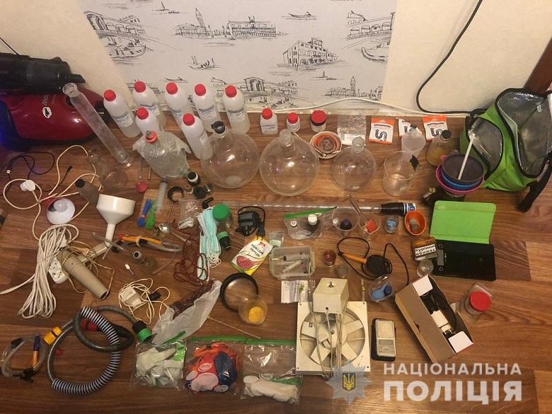 На столичном Подоле полиция задержала киевлянина, который устроил в квартире нарколабораторию (фото)