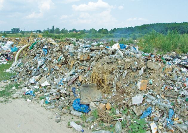 В овраг возле села Воронков Бориспольского района грузовиками стихийно сбрасывают мусор (фото)