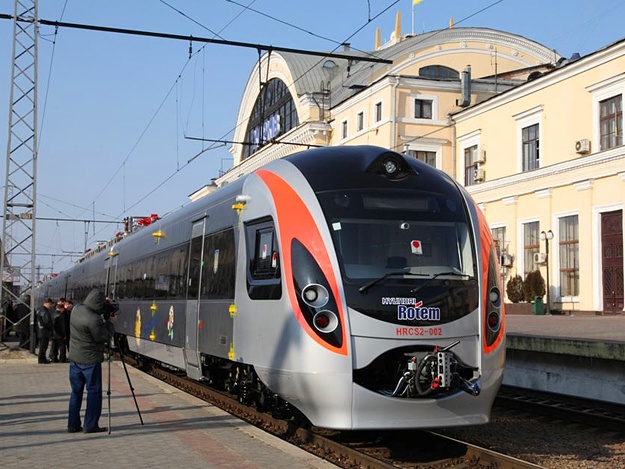 На Троицу и День Конституции “Укрзализныця” назначила дополнительные поезда