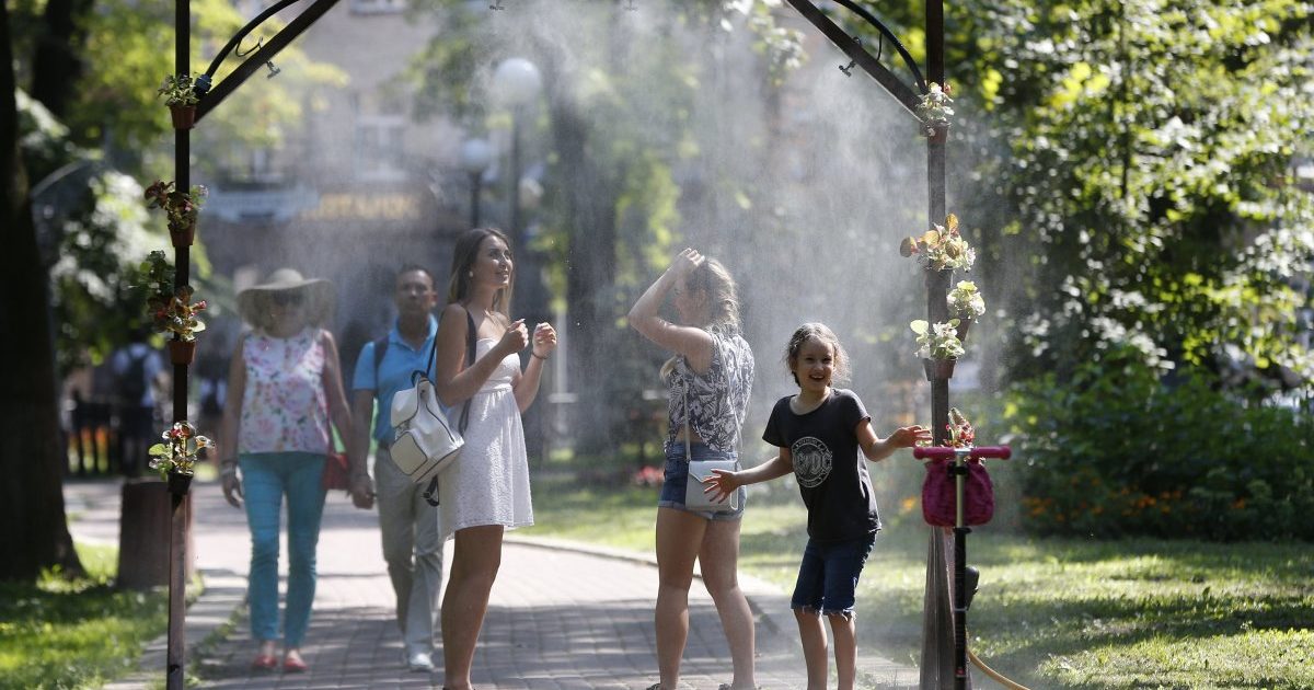 “Киевзеленстрой” предлагает киевлянам спасаться от жары под охлаждающими рамками в столичных парках