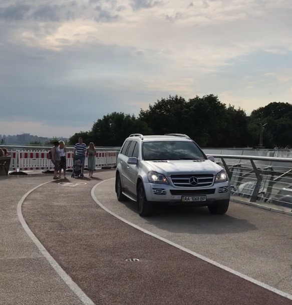 Полиция Киева разыскивает проехавшийся по пешеходно-велосипедному “мосту Кличко” автомобиль (видео)