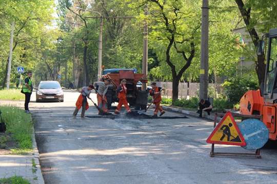 По итогам тендеров за апрель-май в Киеве отремонтируют покрытие придомовых территорий, внутриквартальных и межквартальных проездов 159 домов (адреса)