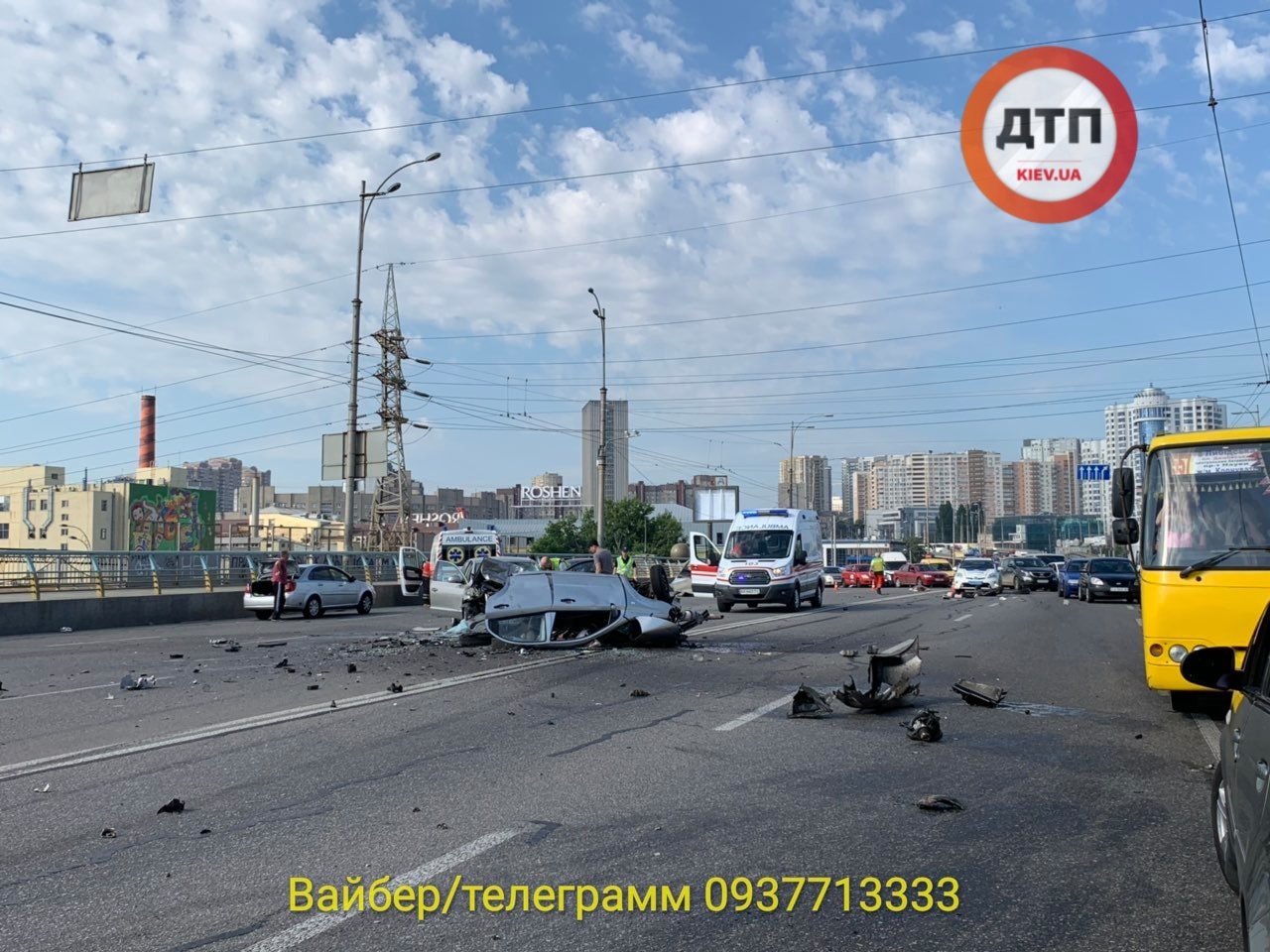 У центрального автовокзала в Киеве легковой автомобиль разорвало и опрокинуло в результате смертельного ДТП (фото, видео 18+)
