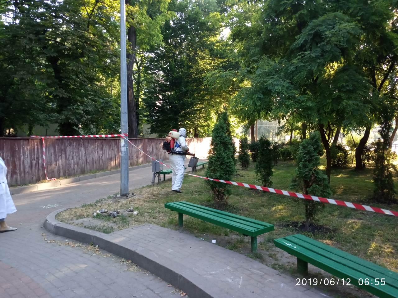 Два парка в Подольском районе Киева обработали от клещей