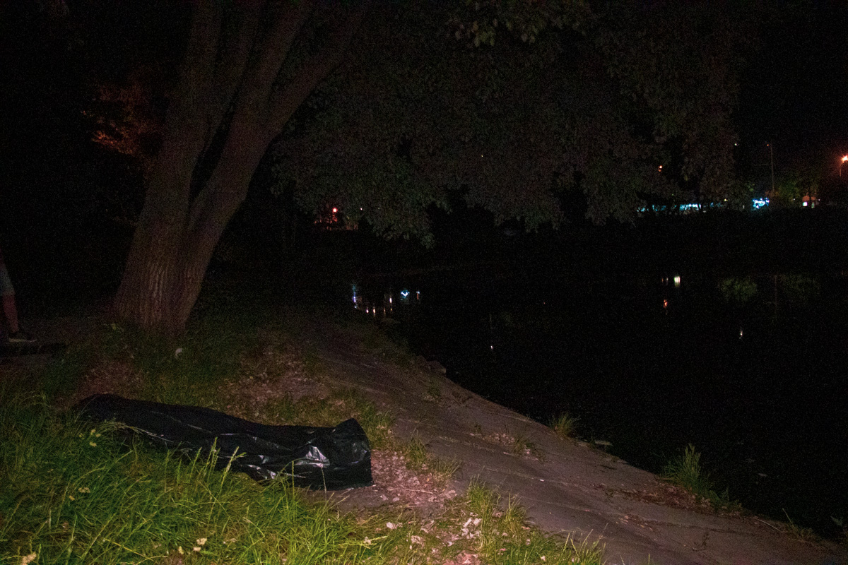 На столичной Борщаговке пьяный мужчина утонул в озере (видео)