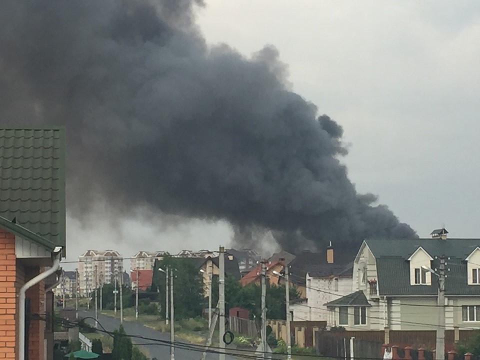 В Буче под Киевом разгорелся масштабный пожар в складских помещениях рядом с автозаправкой (фото, видео)