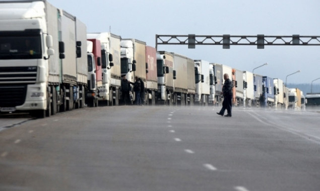 Запрет на движение грузовиков в дневное время введен в Киеве