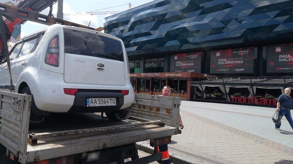 За сутки с улицы Антоновича в Киеве было эвакуировано 9 неправильно припаркованных автомобилей (фото)