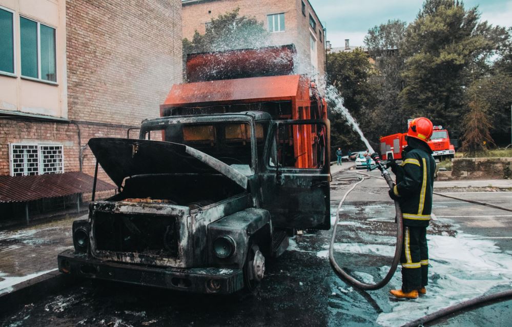 На КПИ в Киеве сгорел мусоровоз (фото)