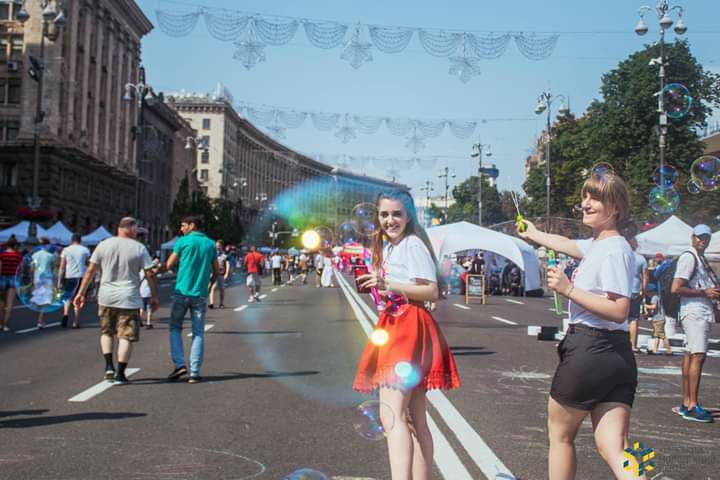 Киевский молодежный центр организовал массовое празднование Дня молодежи на Крещатике (фото)