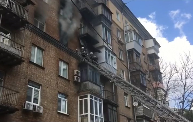 На Кловском спуске в Киеве произошел пожар в многоэтажке (видео)