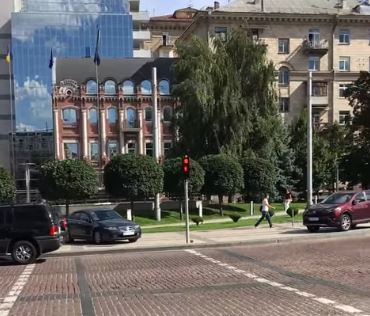 Светофор с озвучкой возле Софии Киевской является потенциально опасным для слабовидящих людей (видео)