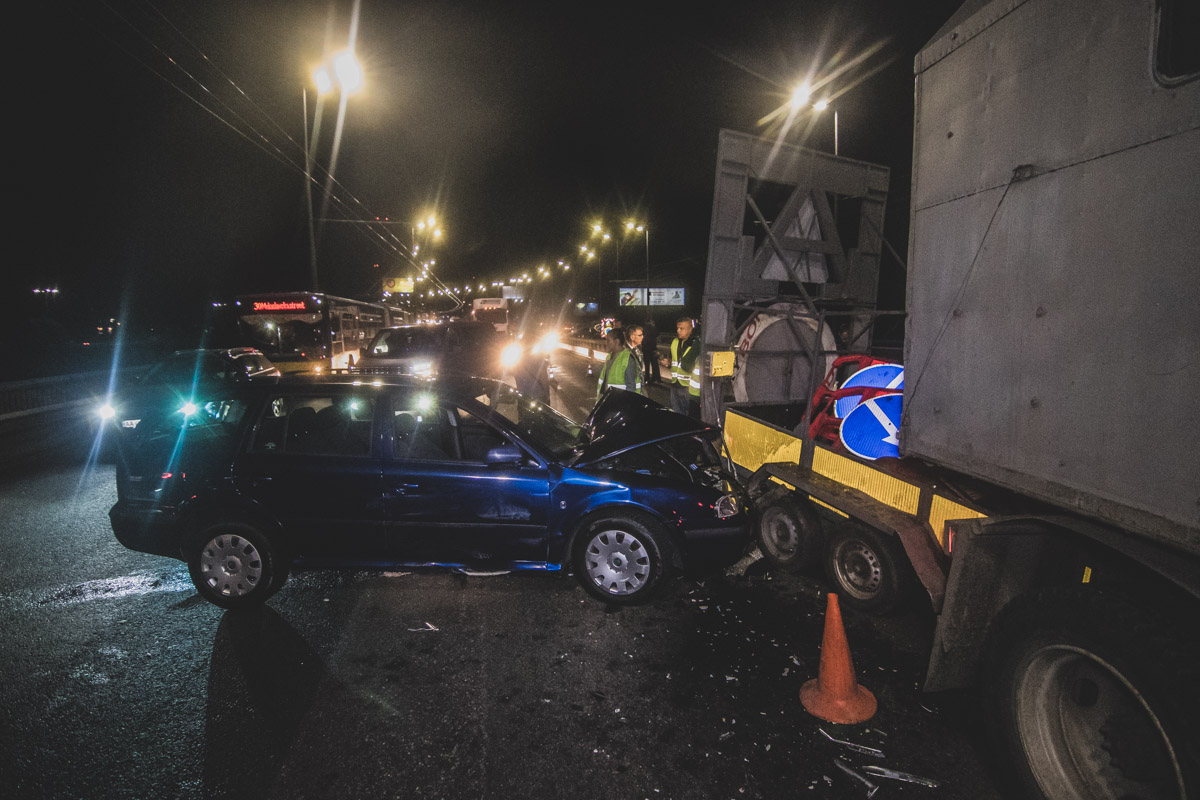 Ночью на Северном мосту в Киеве легковой автомобиль въехал в прицеп коммунальных служб (фото, видео)