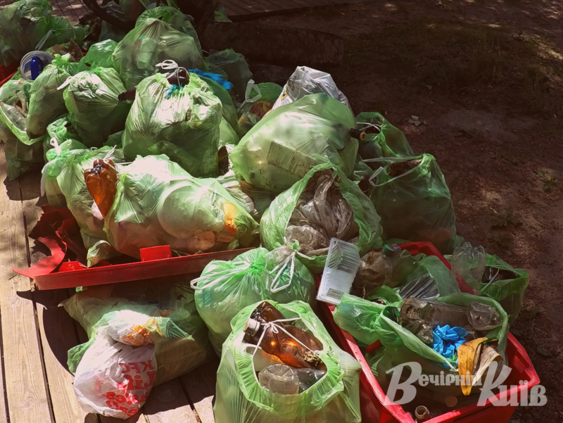 В “День без полиэтилена” киевляне достали из Днепра 2 тонны мусора (фото)