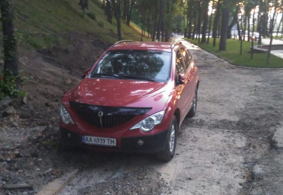 В Киеве остановили желающего въехать на автомобиле на пешеходный “мост Кличко” (фото)