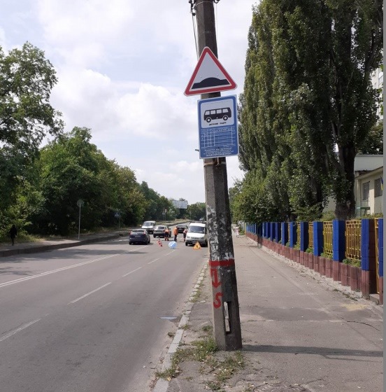 На улице Белицкой в Киеве возле детдома коммунальщики повысили безопасность движения