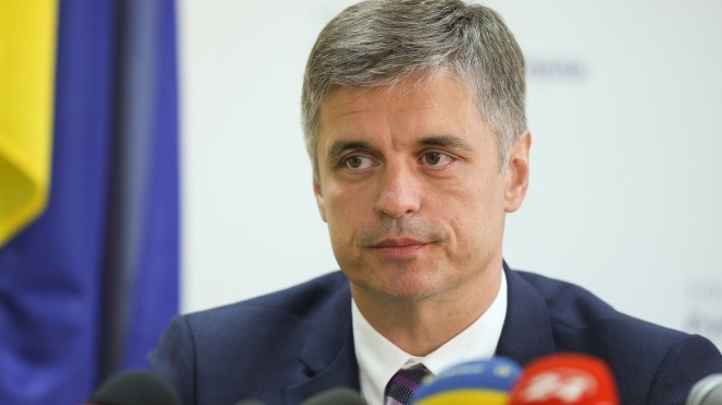 Президент Зеленский решил сменить руководителей 12 посольств Украины