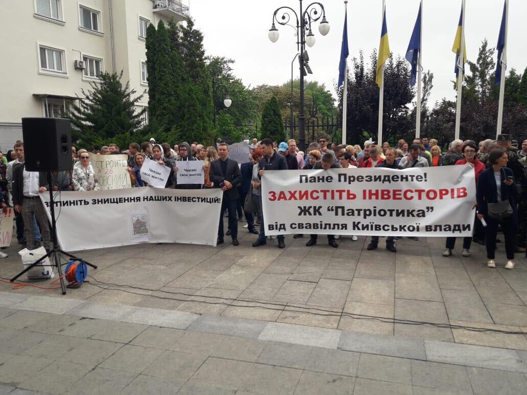 Вкладчики ЖК “Патриотика” вышли под стены офиса президента Украины