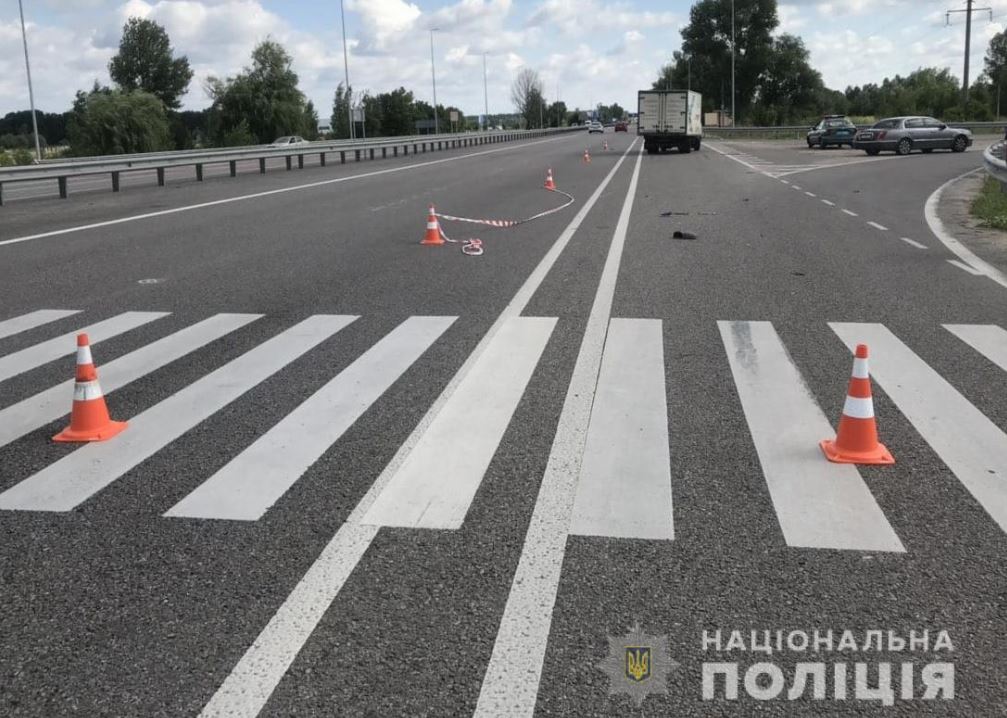 На переходе через трассу в Васильковском районе Киевщины за два дня в ДТП одна женщина погибла, вторая сильно пострадала (фото)