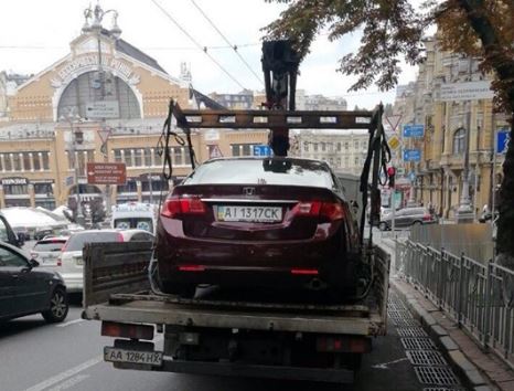 За сутки с бульвара Шевченко в Киеве эвакуировали семь автомобилей (фото)