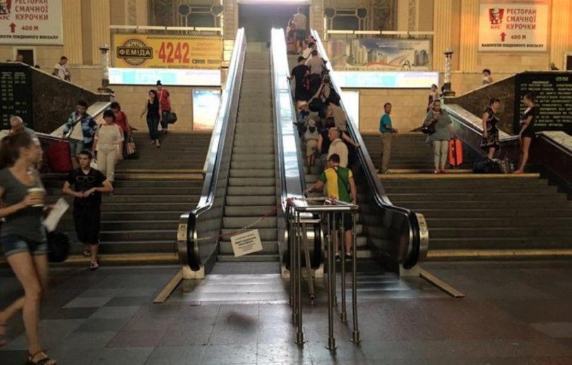 В вестибюле Центрального вокзала в Киеве начат плановый ремонт эскалатора