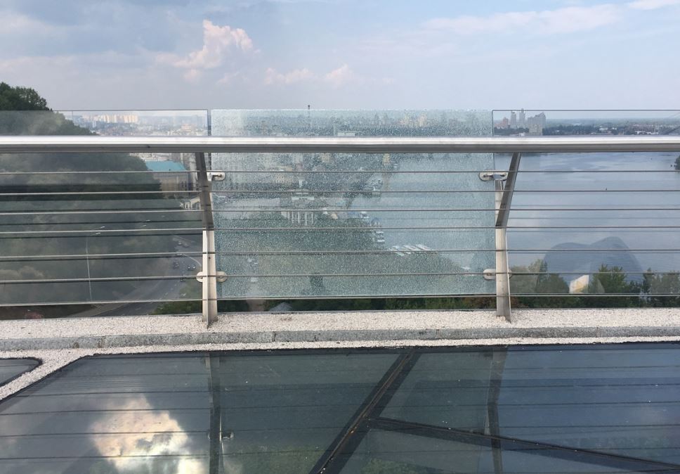 На “мосту Кличко” треснуло очередное стекло и провисли тросы бокового ограждения (видео)