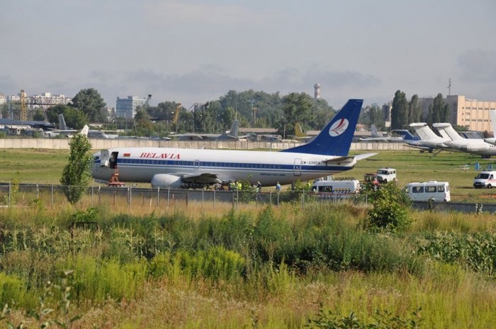 В аэропорту “Киев” самолет выкатился за пределы взлетно-посадочной полосы, аэропорт закрыт (фото)