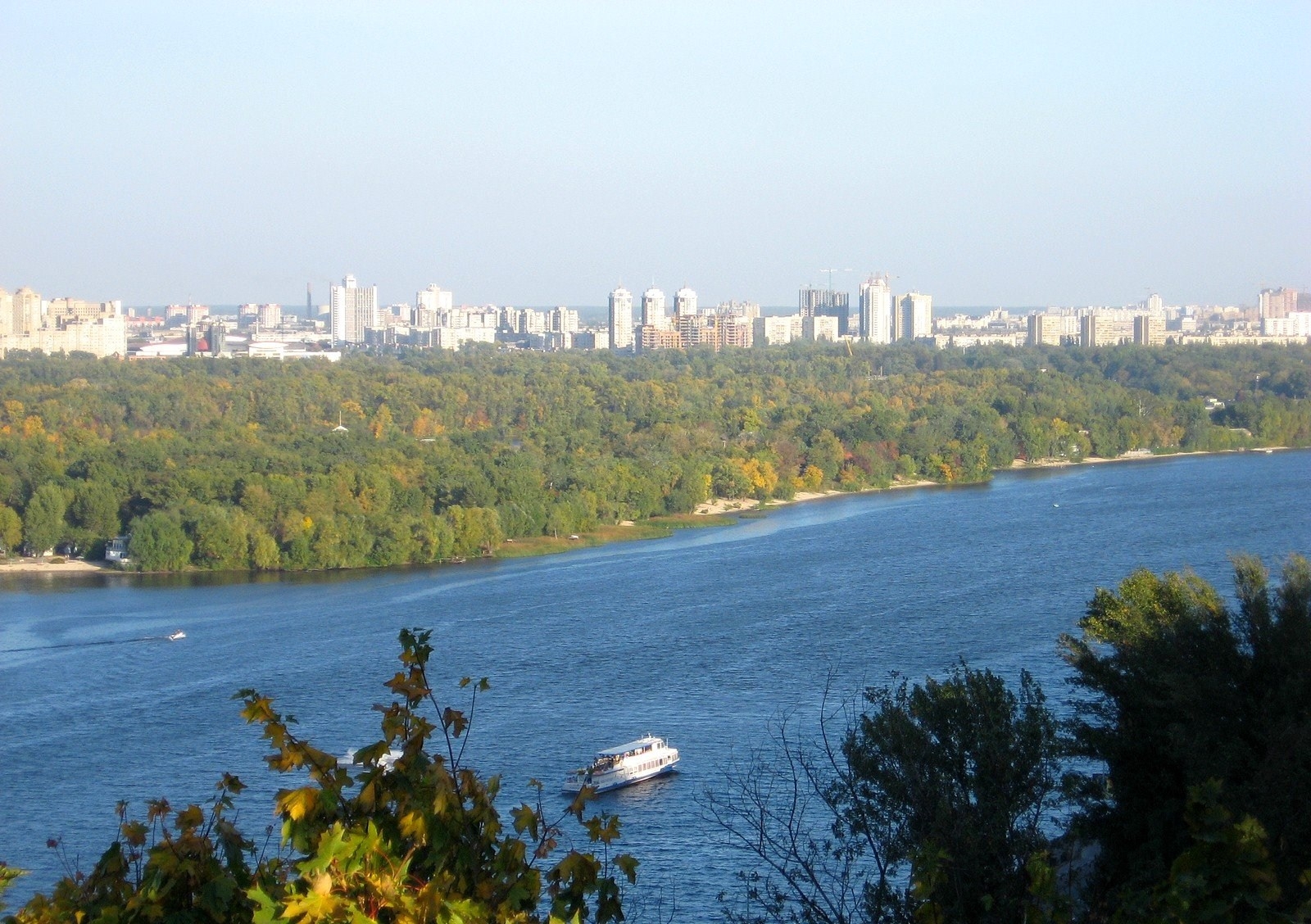 Температура воды в Днепре в пределах Киева впервые за лето показала “антирекорд”