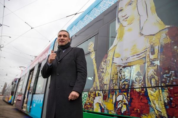 Кличко: Киев обновляет парк общественного транспорта, закупая как иностранные, так и отечественные трамваи