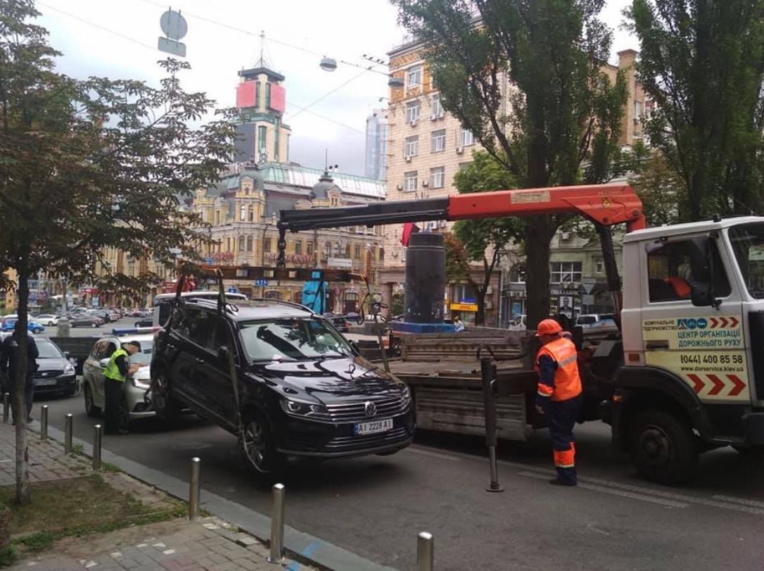 За один день с бульвара Шевченко в Киеве эвакуировали 20 транспортных средств (фото)