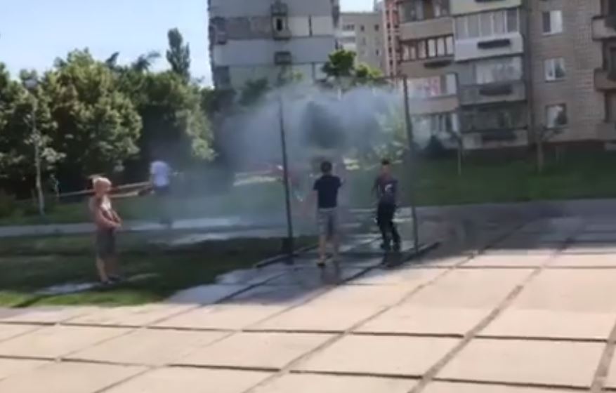 В Украинке охлаждающую водяную рамку перенесли с пляжа на центральную площадь (видео)