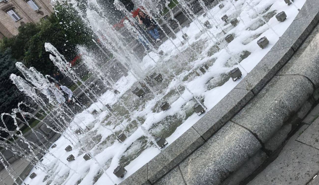 На выходных неизвестные добавили в воду в фонтанах на Майдане Независимости краску и мыло (фото)