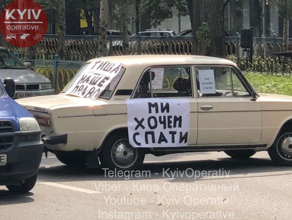 На столичном бульваре Леси Украинки автомобиль перекрыл движение в знак протеста против шума (фото, видео)