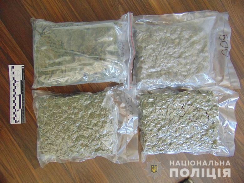 В Киеве 18-летний парень занимался оптовой торговлей наркотиками (фото, видео)