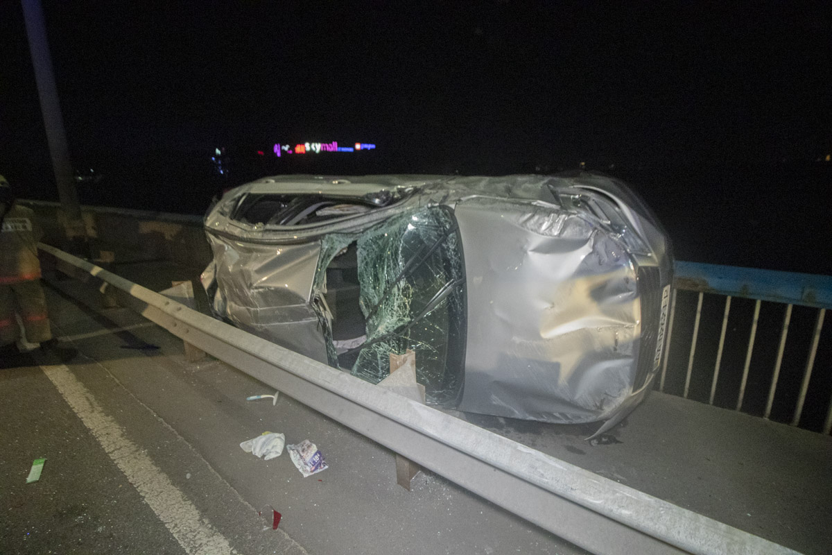 В результате ДТП на Северном мосту в Киеве перевернулся и чуть не упал в реку легковой автомобиль (фото, видео)