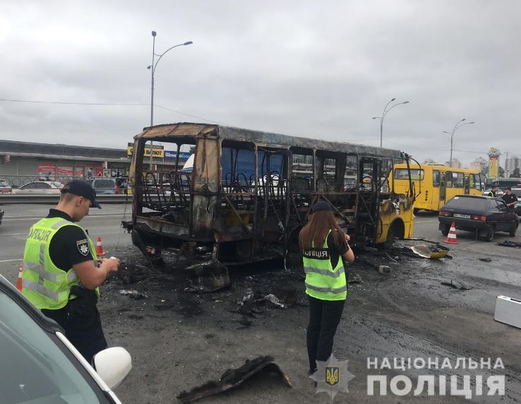 Сгоревшая дотла маршрутка возле метро “Лесная” в Киеве: полиция подозревает поджог (фото)
