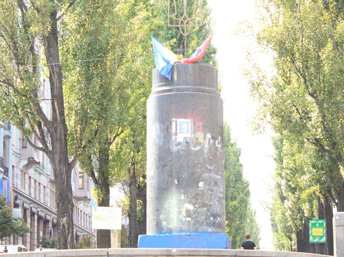 Киевляне хотят восстановить у Бессарабского рынка памятник Ленину или поставить фигуру Тарасу Шевченко - уличный опрос (видео)